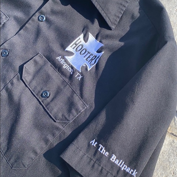 2 Hooters Dickies Shirts Size Medium - Picture 5 of 7